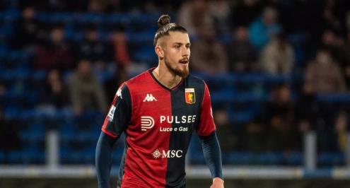 بعد اهتمام توتنهام ونابولي بضمه.. بايرن ميونيخ يدخل سباق التعاقد مع مدافع جنوى